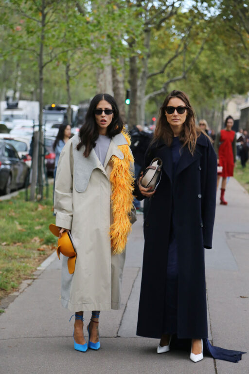 トレンチコートを着た女性とウールコートを着た女性