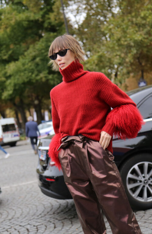 真っ赤なタートルネックセーターを着た女性
