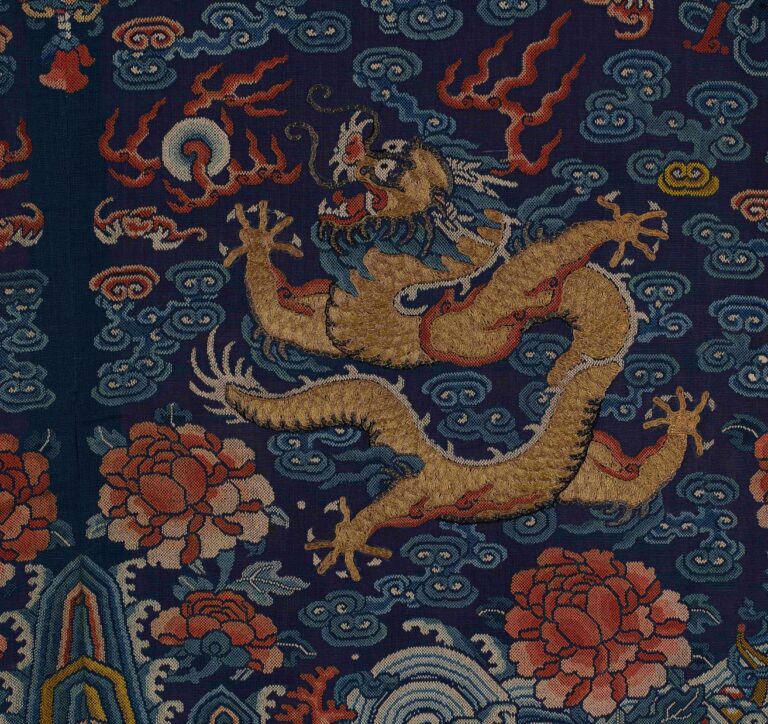 広報用画像10-2 《紺地龍寿山福海模様刺繍帳》 (部分) 清時代 (19世紀)