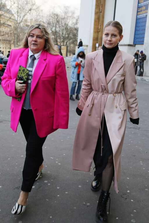 ピンクのアウターを着た女性