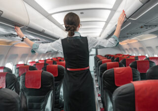 周りに気づかれぬよう機内で不倫相手にアイコンタクト…34歳客室乗務員が辿った「虚しすぎる結末」【前編】