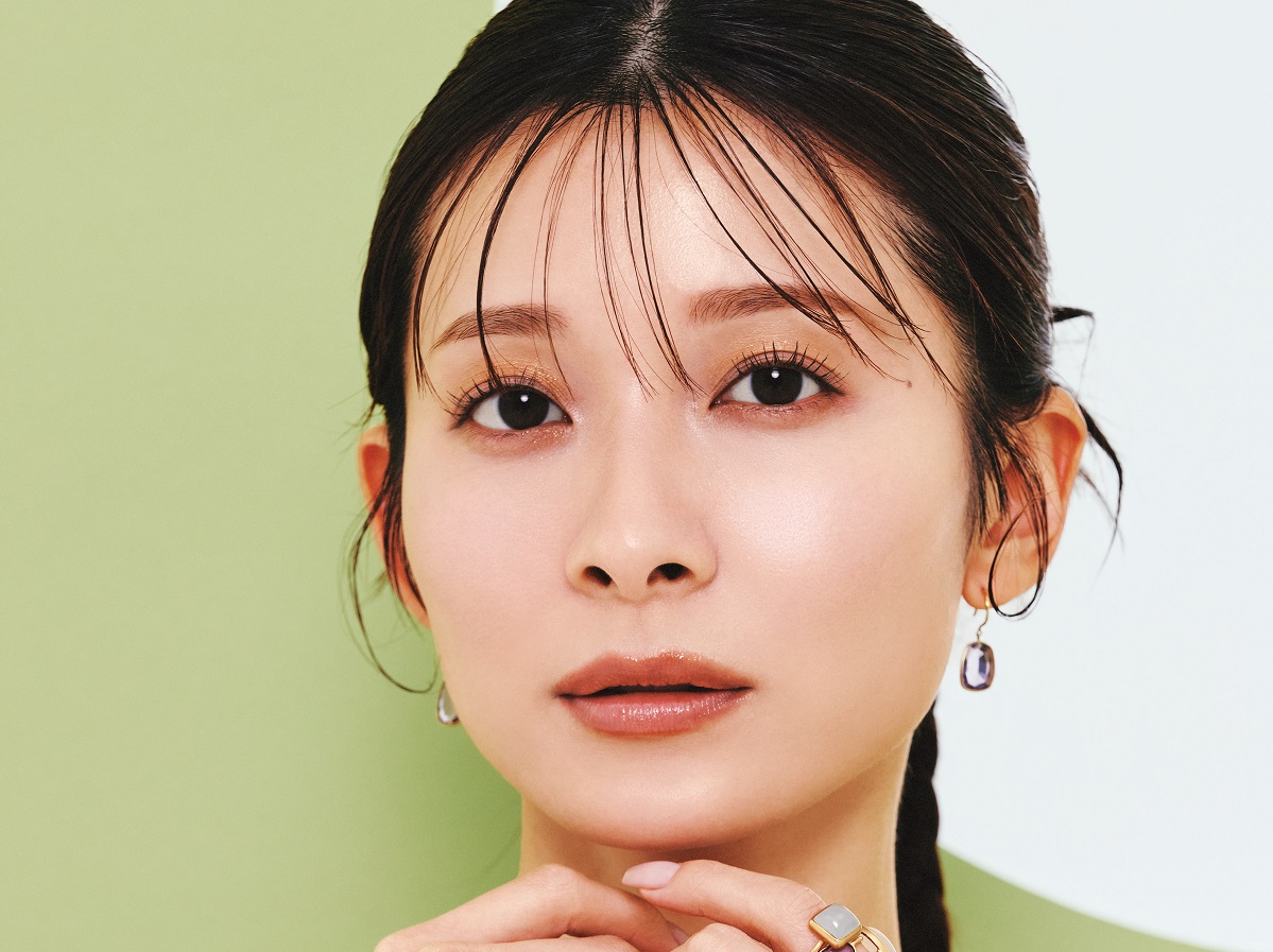 山本里菜　鼻 山本里菜「局アナ時代はチークレスメイクだったので新鮮！」 旬の“立体感チーク”に感動 | 【anan  web】ビューティー、ファッション、エンタメ、占い…最新情報を毎日更新！（アンアン ウェブ）