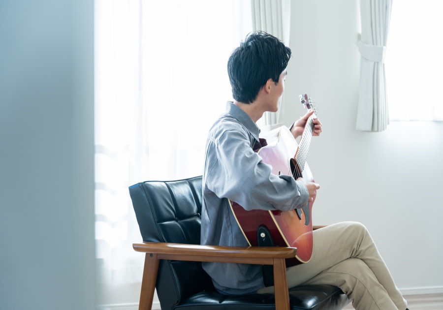 アコースティックギターを弾く若い男性