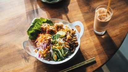 米も野菜も肉も摂れる、ヘルシーな汁なし麺！ 人気ベトナム料理店の姉妹店が誕生