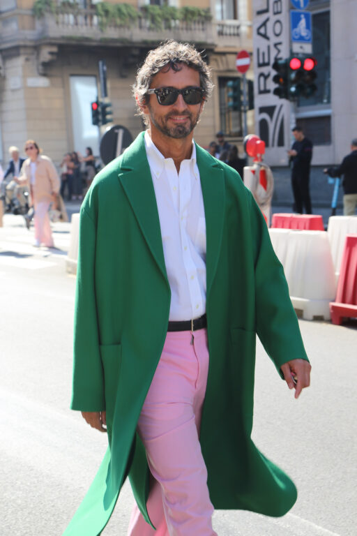 緑色のジャケットにピンクのパンツを合わせたコーデ