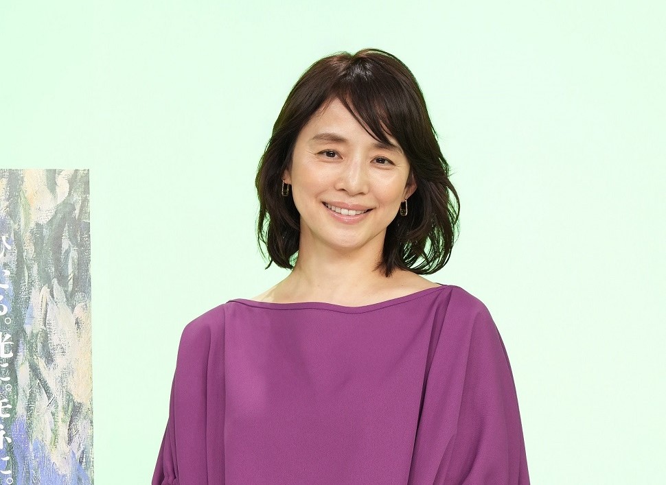 石田ゆり子「19歳のとき心を奪われて以来、特別な存在です」大好きなモネの展覧会でアンバサダーに！ | anew – マガジンハウス