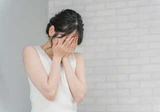 嘘つき、借金、結婚資金の使いこみ… 女性が絶望した「婚約破棄に至った理由」とは