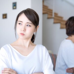 もう耐えられません… 夫や妻に対して「猛烈にイライラする行動」4選