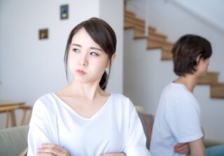 もう耐えられません… 夫や妻に対して「猛烈にイライラする行動」4選