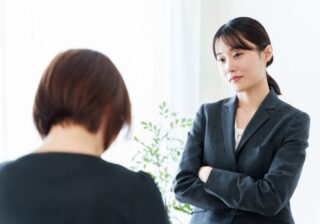 無下にできなくて… 新人の教育担当になった20代女性が「思わずヒヤッとした瞬間」【前編】