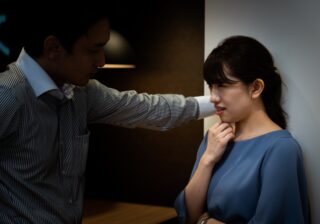 不倫相手として狙われました… 女性がドン引きした「既婚男性からのアプローチ」4つ