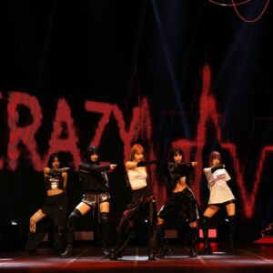 LE SSERAFIMの新曲「CRAZY」は100万ボルト級の衝撃！ ヴォーギングにも初挑戦