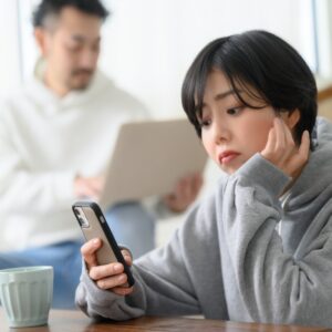 もはや家庭内別居の状態です… 既婚者男女が明かす「夫婦仲が悪くなった原因」