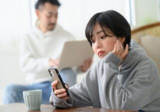 もはや家庭内別居の状態です… 既婚者男女が明かす「夫婦仲が悪くなった原因」