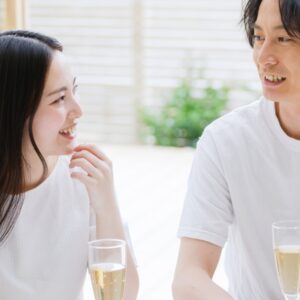 この人と結婚するかも… 男性たちが「初対面でビビッと来た女性」の特徴