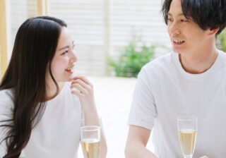 この人と結婚するかも… 男性たちが「初対面でビビッと来た女性」の特徴