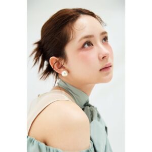 畑芽育「秋口のメイクにぴったり」 最旬“グラデチーク”で大人キュートな表情に！