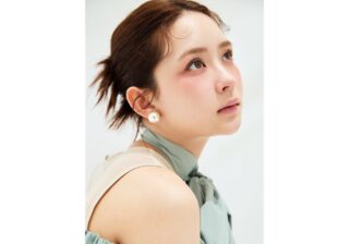 畑芽育「秋口のメイクにぴったり」 最旬“グラデチーク”で大人キュートな表情に！