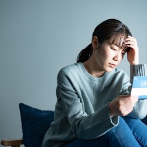 同僚から不倫経験を告白されました… 夫に慰謝料を払い続ける女性の苦悩【前編】