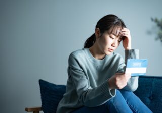 同僚から不倫経験を告白されました… 夫に慰謝料を払い続ける女性の苦悩【前編】