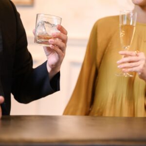 飲み屋で出会った社長秘書とホテルへ…「不倫かもしれない」と後悔した20代女性の告白【前編】