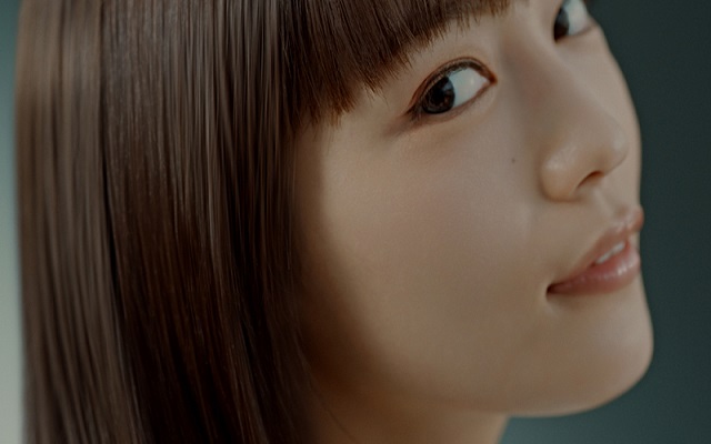 川口春奈さん、CM撮影中に寝落ちしかけた…!? 「いち髪 THE PREMIUM」新CM公開中!