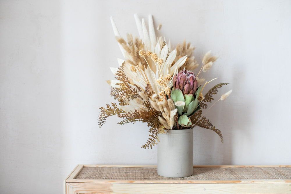 Minimalistic,Composition,Of,Dried,Flowers,In,Cylindrical,Ceramic,Vase,As