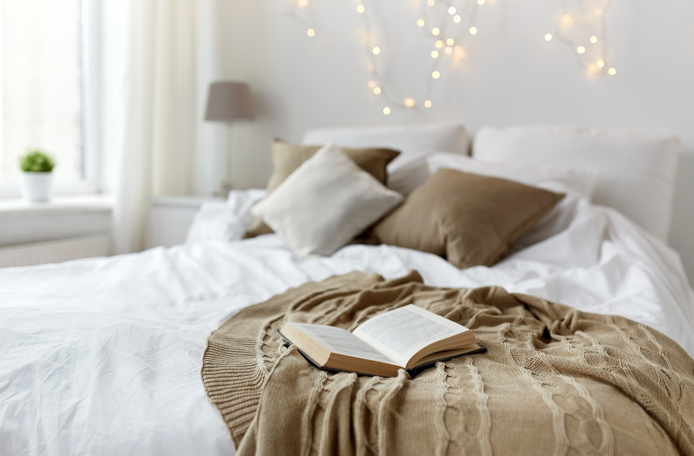 Coziness,,Comfort,,Interior,And,Holidays,Concept,-,Cozy,Bedroom,With