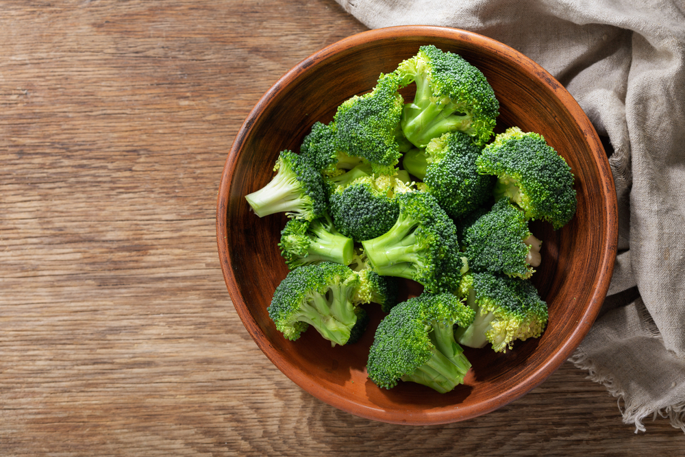 Bowl,Of,Fresh,Broccoli,Florets,On,Wooden,Background,,Top,View