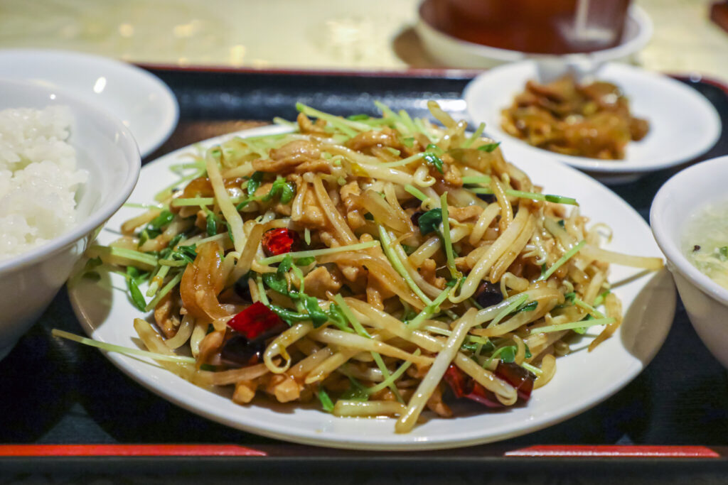 Stir-fried shredded pork and vegetables, pea sprouts, bean sprouts