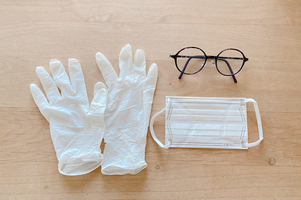 手袋とマスクとメガネ