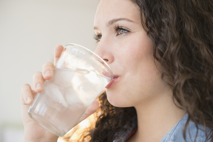 むくみ ダイエット 解消 改善 やってはいけない 水 飲み方 医師 水分 摂取量