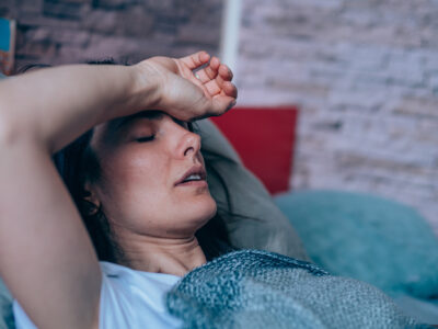 更年期症状の兆しかも？【女医監修】寝汗が止まらないときの原因と対策