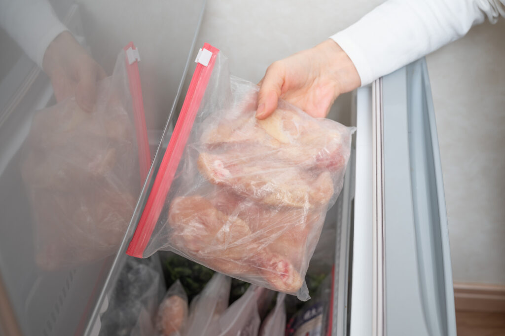 肉や魚はまとめて買い、冷凍保存も活用