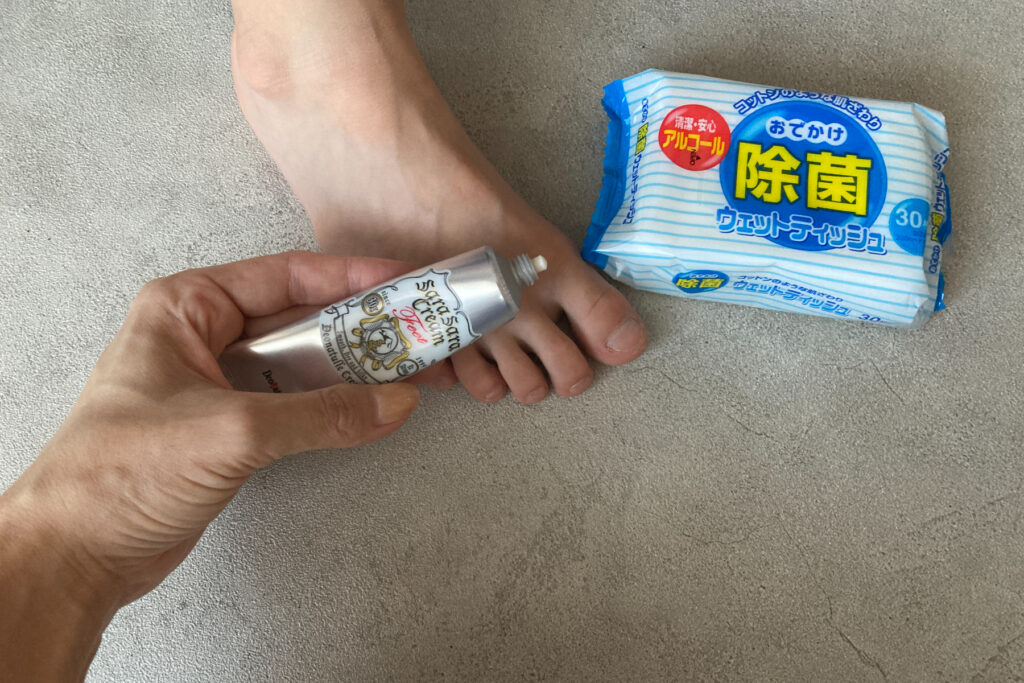 足専用クリーム、制汗剤、除菌シートなどを使って足を清潔にする