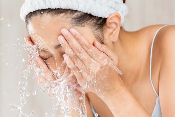熱いお湯で顔を洗うと毛穴が開きやすくなる