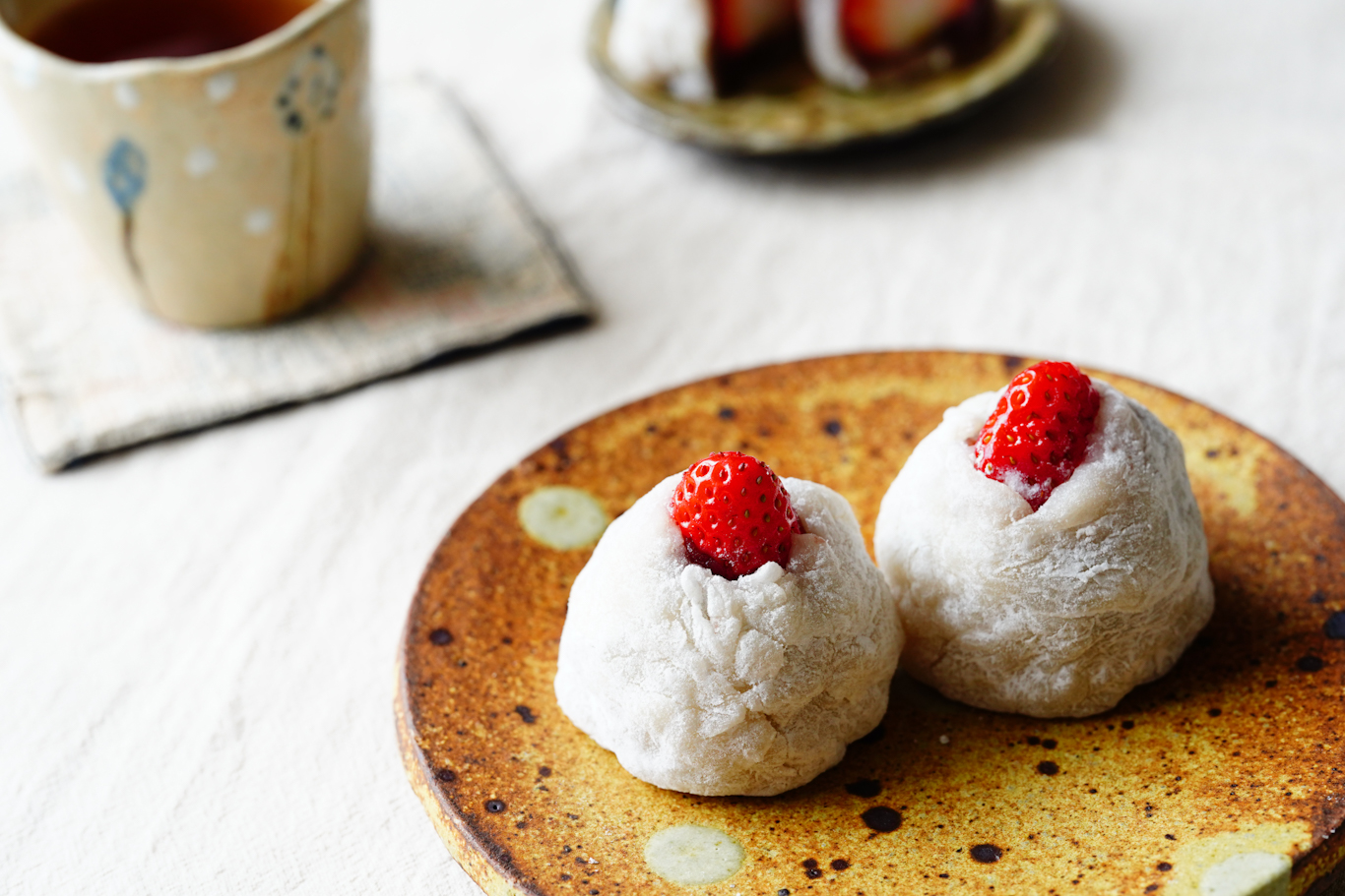 余った切り餅で簡単おやつ！ 電子レンジで作る『イチゴ大福』 – 写真