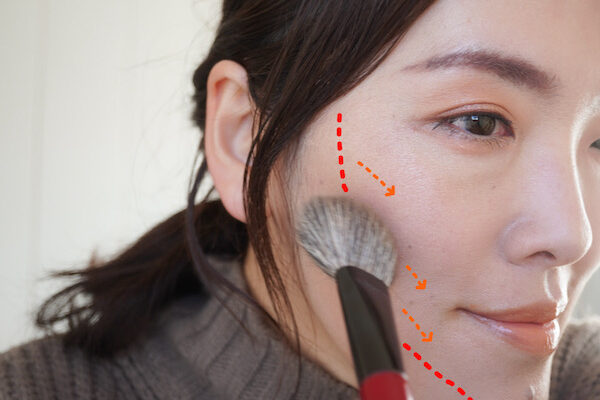 顔のたるみが引き締まって見えます！ 40代コスメマニアが実践する「小顔メイクテク」 - 文／古賀令奈