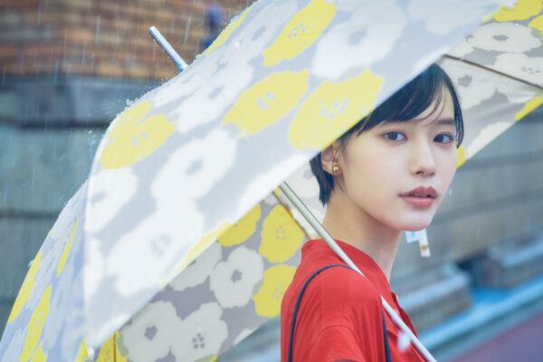 傘をファッションとして選ぶ…女優・南沙良さんの4つのシーン別美しい傘コーディネート