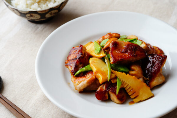シャキッと食感で春を満喫！ ご飯がすすむ『鶏肉とたけのこの甘辛炒め』 - 写真、文・料理家 SHINO