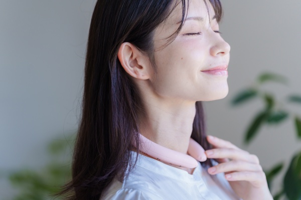 首の左右を冷やす