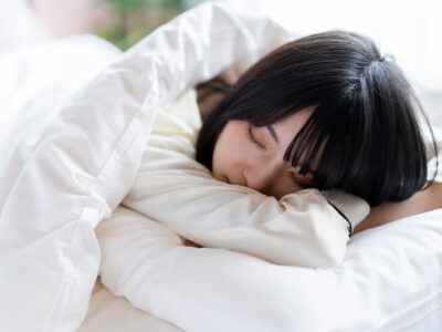 ベッドで眠る女性